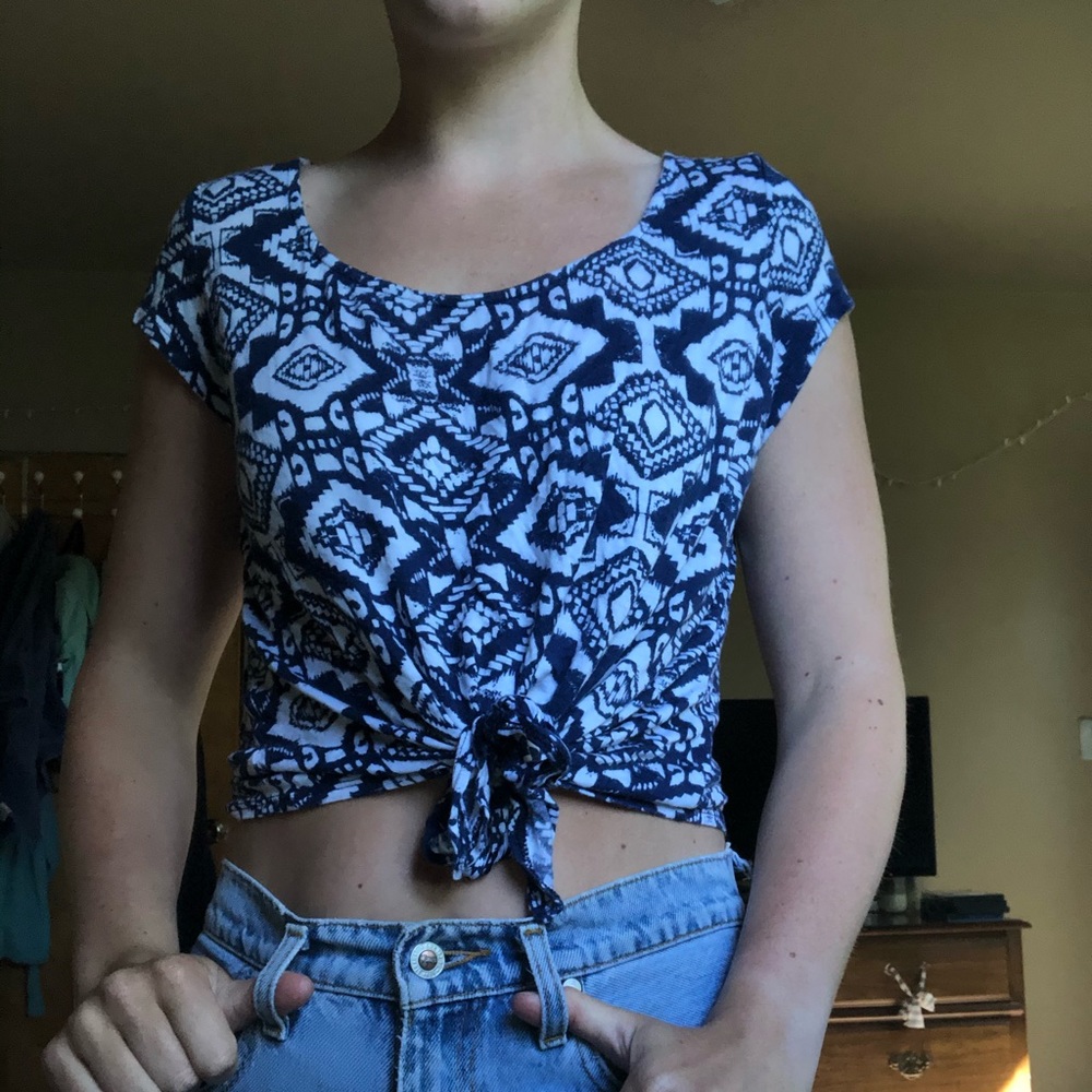 blue & white aztec print top